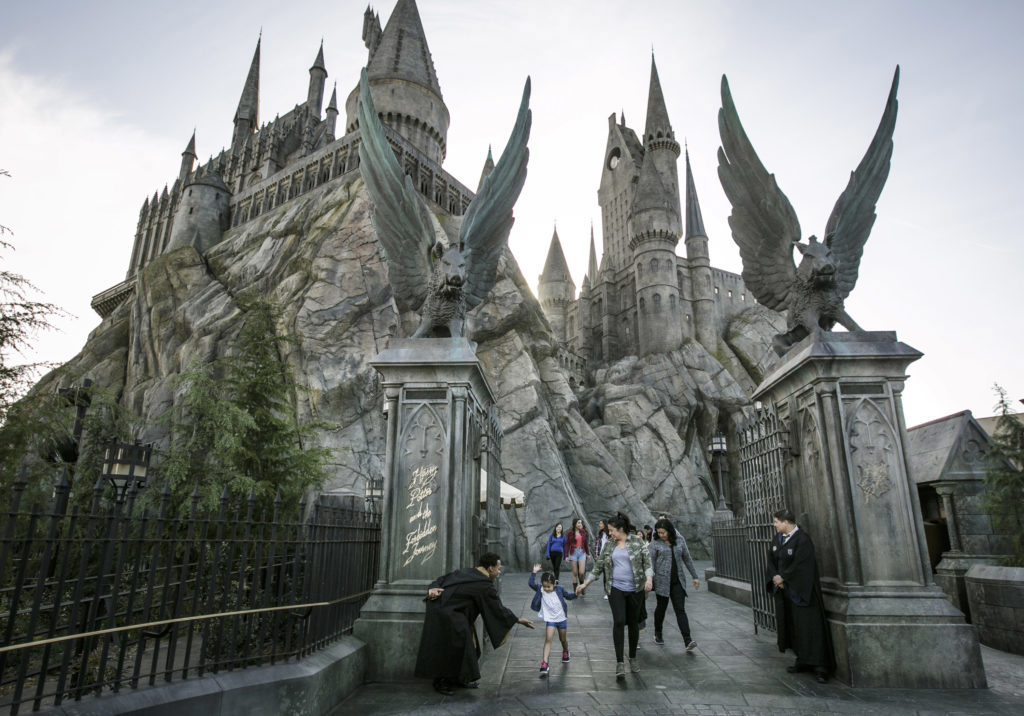 Hogwarts-castle-entrance-WWoHP-at-USH-1024x716.jpg (1)